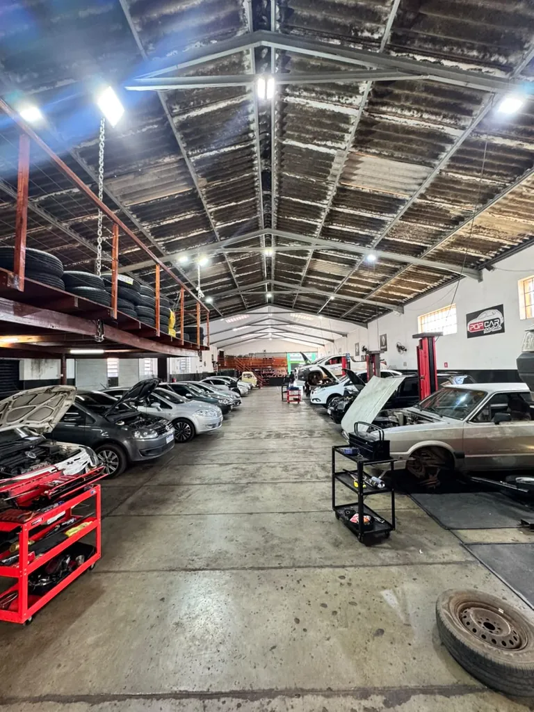 Operação real da oficina com carros em atendimento