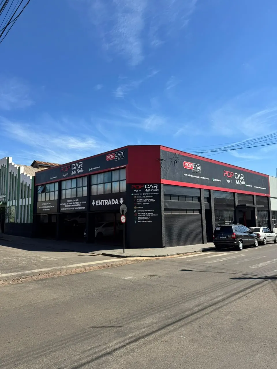 Fachada e pátio da Popcar Auto Center